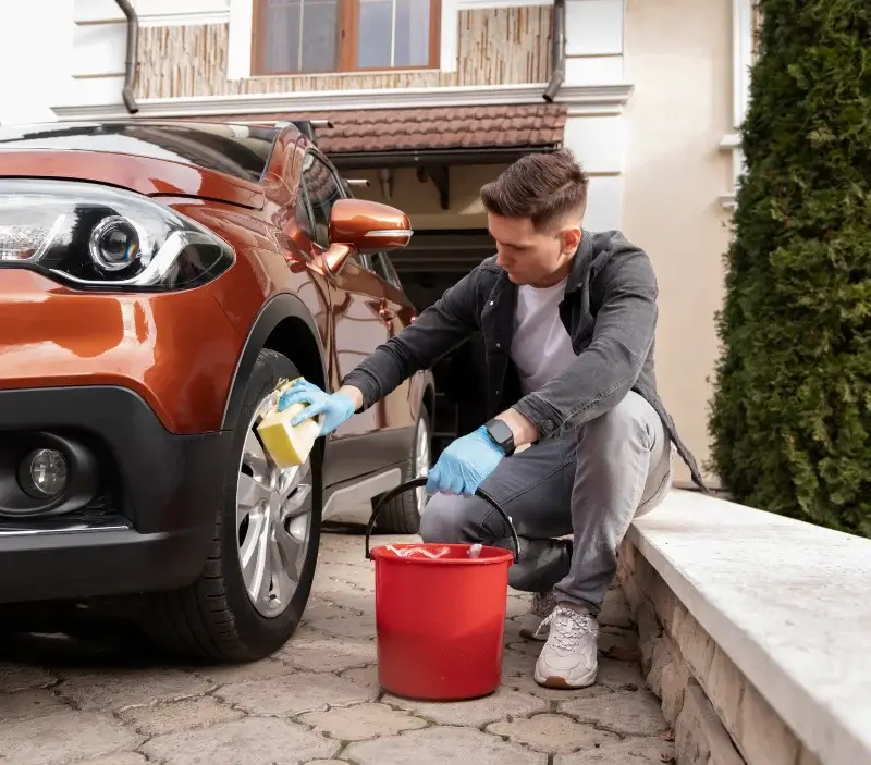 Lavage auto à domicile Belmont-de-la-Loire : professionnel intervenant sur un véhicule